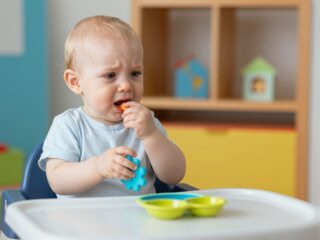 A csecsemőkori torokfájás tünetei: étvágytalanság, nyelési nehézség, sírás