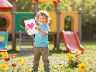 Hogyan mondja egy ovis, hogy „szeretlek”? A szeretet rejtett jelei a kicsiknél
