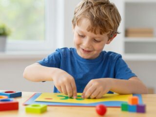 Játék a Szűz jegyű gyerekkel: a részletekre figyelés és a gyakorlatiasság fejlesztése