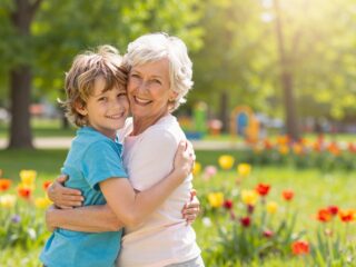 Nagyszülők és unokák: egy különleges kötelék, amely mindenkit gazdagabbá tesz