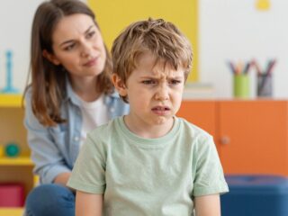 A gyermekkori harapás okai: düh, frusztráció vagy figyelemfelkeltés?