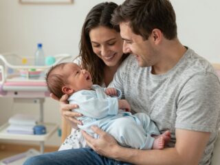 A megmentett élet útja: hogyan kerül egy újszülött az inkubátorból új családba?