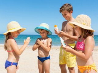 Fényvédelem gyerekeknek 2026: újdonságok, tesztek és bőrvédelmi ajánlások