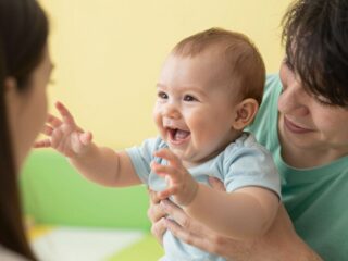 Hogyan fejezi ki a szeretetét egy kisbaba? Ismerd fel a jeleket!