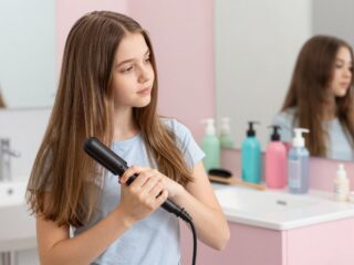 Hogyan használd a hajvasalót a hajad károsítása nélkül? Tippek kamaszoknak