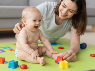 Hogyan kommunikál a baba az első szavak előtt? A gagyogástól a beszédig