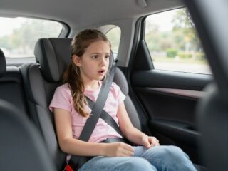 Megrázó eset: a fiatal lány egy autó hátsó ülésén jött rá, hogy szülni fog