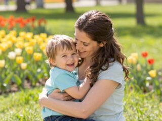 Öleld sokat a gyermeked: A korai szeretgetés hatása a felnőttkori boldogságra
