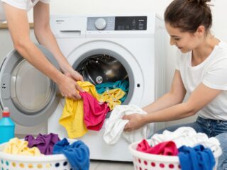 Rejtett vegyszerek és baktériumok: az új ruhák mosásának fontossága