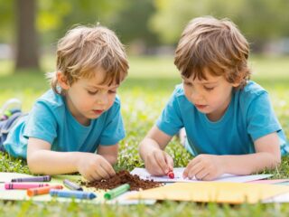 A pica-szindróma jelei: miért esznek a gyerekek nem ehető dolgokat?