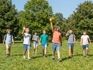 Fejlesztő játékok séta közben: hogyan lesz a napi levegőzésből készségfejlesztő kaland?