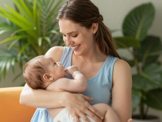 Hogyan biztosítja az anyatej a tökéletes táplálékot a baba minden fejlődési szakaszában?