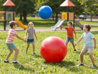 Így használd a fittballt gyerekeknek: 10 játék, ami fejleszti az egyensúlyt és a mozgást
