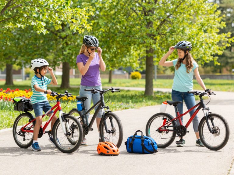 Kerékpártúra gyerekekkel: hogyan készülj fel és milyen felszerelésre lesz szükséged?