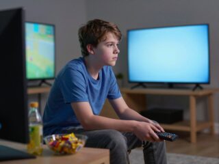 A képernyőidő sötét oldala: a túlzott tévénézés magányos és kirekesztett tinédzsereket nevel