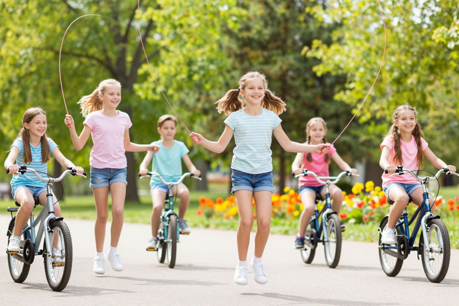 A korai serdülés jelei között a mellek fejlődése is szerepel.