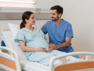 A szülésindítás valódi kockázatai és előnyei: mire kell felkészülni a beavatkozás során?