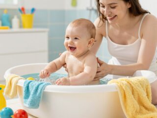Babaúszás és otthoni fürdetés: hogyan tegyük biztonságossá és élvezetessé a baba számára?