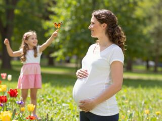 Hogyan befolyásolja az anyai súlygyarapodás a lányok későbbi fejlődését?