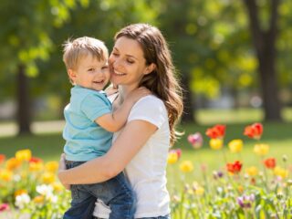 Hogyan változtatja meg az anyaság az önképünket? Az elfogadás és a szeretet ereje