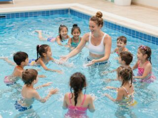 Minden, amit a gyerekek úszásoktatásáról tudni kell: a vízhez szoktatástól az első tempókig