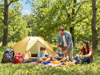 Túlélőkalauz kezdő kempingező családoknak: felszerelés, tippek, programok