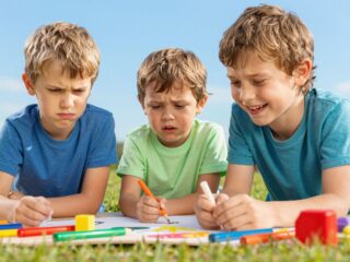 Dühös, szomorú, vidám: játékötletek, amelyek segítenek megérteni és kifejezni az érzelmeket