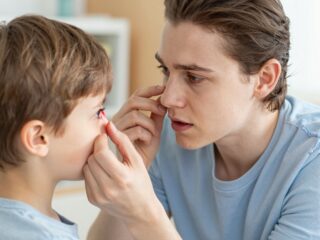 Mi a teendő, ha bepirosodik és váladékozik a gyermek szeme?