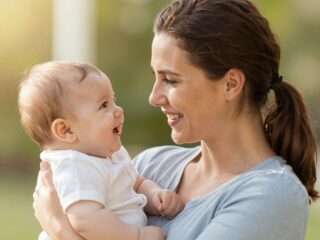 Miért kulcsfontosságú a babával való szemkontaktus a korai kötődésben és kommunikációban?