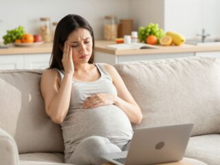 Miért vagyok sírós, fáradt és éhes? A hormonok szerepe a terhességi tünetekben