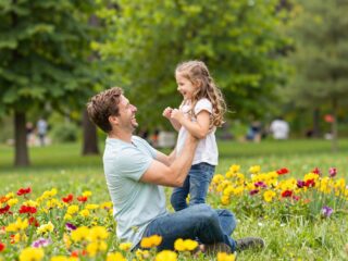 A lányos apák különleges világa: miért mondják, hogy a lányok nevelése más?