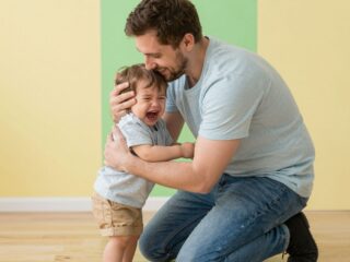 Amikor a gyerek sírva kapaszkodik beléd: minden, amit a szeparációs szorongásról tudni kell