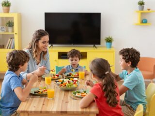 Kapcsold ki a tévét evés közben: hogyan járul hozzá a passzív médiafogyasztás a táplálkozási zavarokhoz?