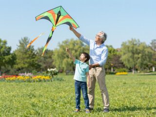 Miért pótolhatatlan a jó nagyszülő? A közös idő pozitív hatásai a gyerek fejlődésére