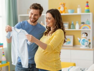 Pénzügyi segítség babaváráskor: minden, amit a születési és anyasági támogatásról tudni kell