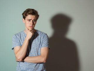 A kritikus szülő hatása a felnőtt életre: önbizalomhiány és megfelelési kényszer