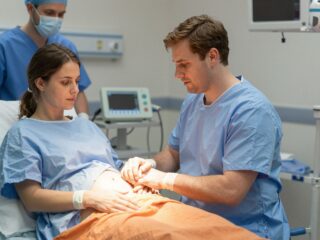 Aktív részese a saját szülésednek: hogyan lehetsz jelen a császármetszés alatt?