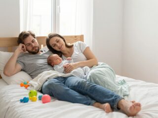 Az új szülők alváshiánya: Meddig tart és hogyan lehet túlélni?