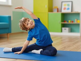 Éjszakai lábgörcsök és növekedési fájdalom: ezek a nyújtógyakorlatok segíthetnek a gyereken