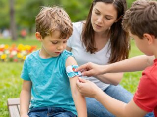 Elsősegély gyerekeknek: mit tegyünk rovarcsípés, darázscsípés vagy kutyaharapás esetén?