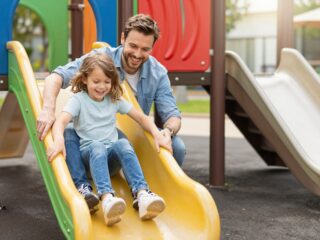 Közös csúszdázás a gyerekkel: egy friss tanulmány szerint súlyos sérülésveszéllyel jár