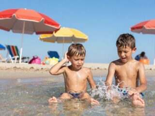 Miért fáj a gyerek füle úszás után? Minden, amit a strandolás okozta fülgyulladásról tudni kell