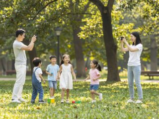 Sharenting jelenség: hol a határ a büszkeség és a gyerekek magánszférájának megsértése között?
