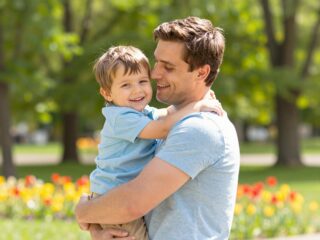 Túl idős már az öleléshez? A testi kontaktus szerepe a szülő-gyerek kapcsolatban