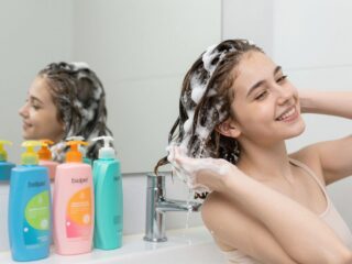 Zsírosodó, korpás haj kamaszkorban: Útmutató a helyes hajmosáshoz