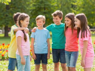 „Már nem csak én vagyok fontos” – a gyermekkori féltékenység okai és megoldási stratégiák