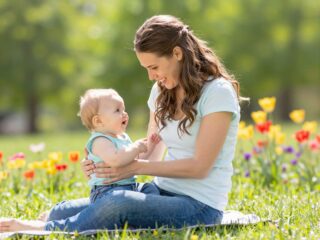 A fiatalkori szülés előnyei és hátrányai: érdemes korán belevágni az anyaságba?