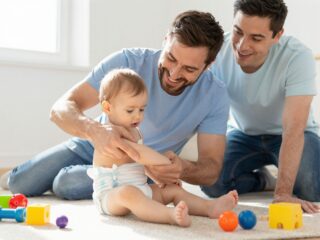 A pelenkázó apukáktól a mentális teher megosztásáig: az új apaszerep