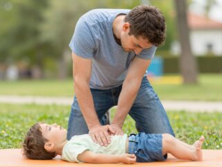 Életmentő tudás: hogyan kell újraéleszteni egy gyereket?