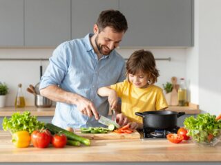 Hogyan vonjuk be az apákat a konyhai teendőkbe? Tippek a családi munkamegosztáshoz